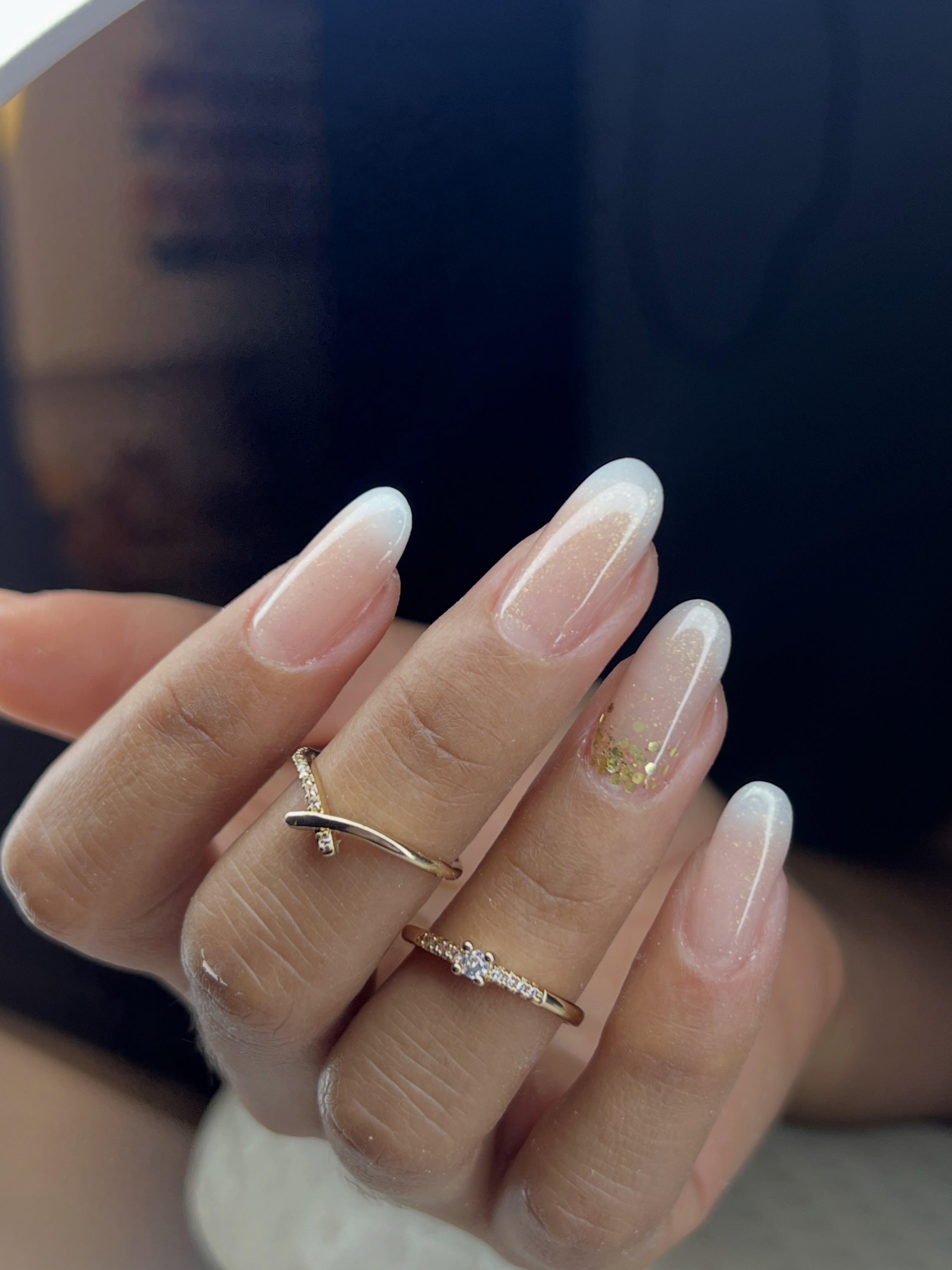 Unhas longas em tom nude translúcido com acabamento brilhante e aspecto natural.
